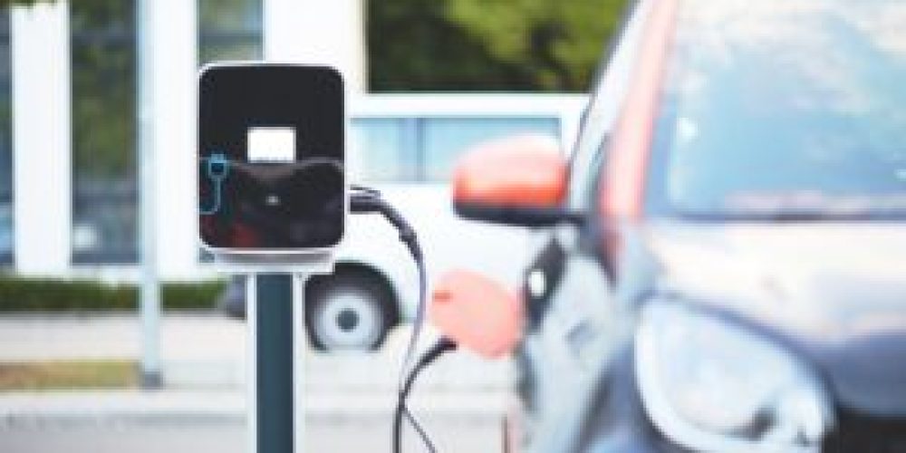 Auto elettriche: accordo UE su stazioni di ricarica ogni 60km