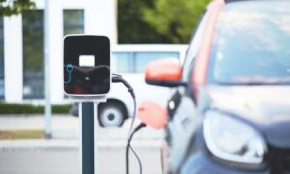 Auto elettriche: accordo UE su stazioni di ricarica ogni 60km