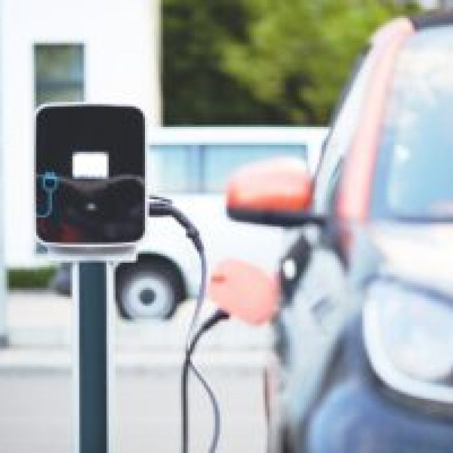 Auto elettriche: accordo UE su stazioni di ricarica ogni 60km